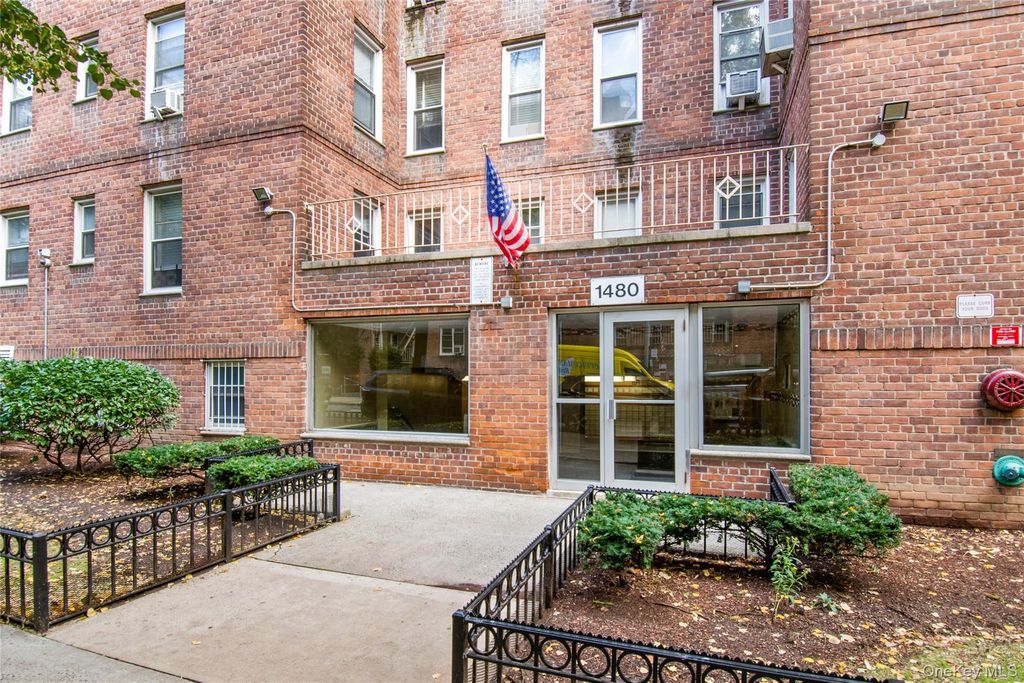 Photo of 1480 Thieriot Avenue #5M, Bronx, NY 10460 (MLS # 1024252)