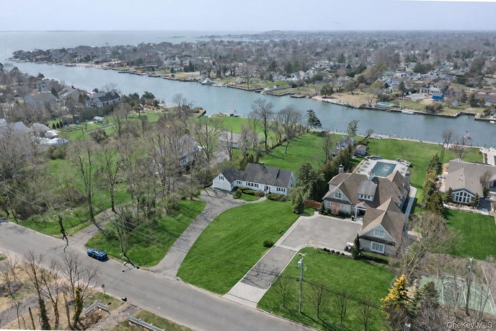 Photo of 250 Secatogue Lane, West Islip, NY 11795 (MLS # 978219)