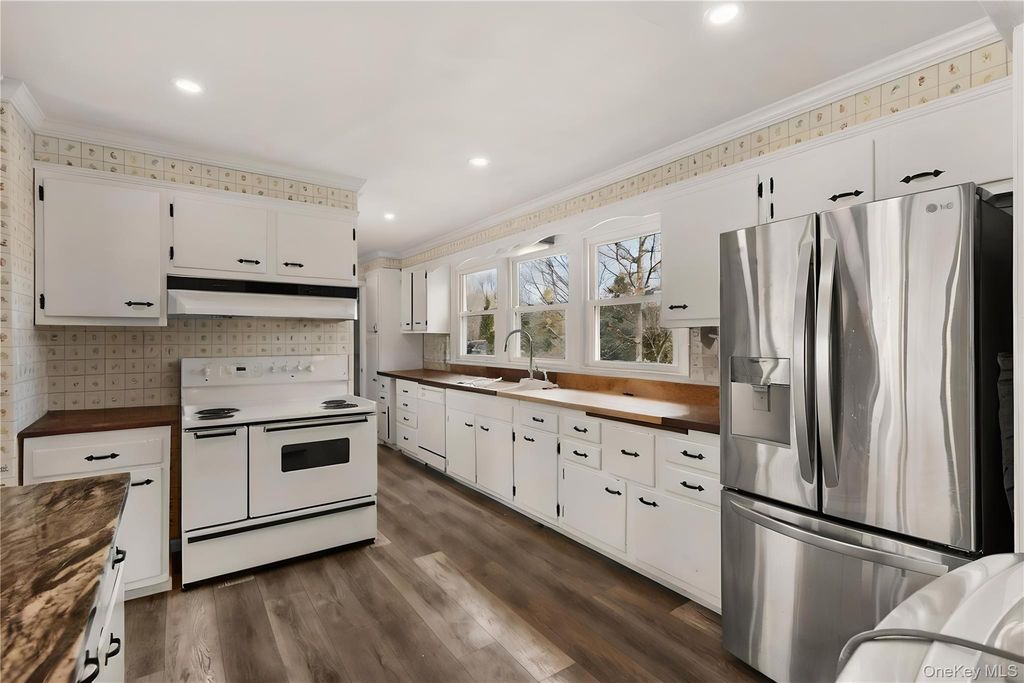 Photo of 250 Secatogue Lane, West Islip, NY 11795 (MLS # 978219)