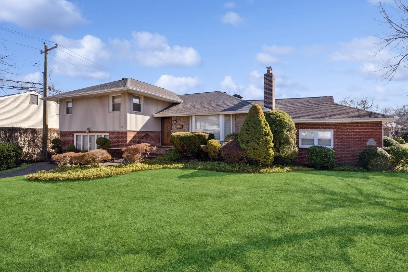 105 Kate Drive, New Hyde Park, New York image 2