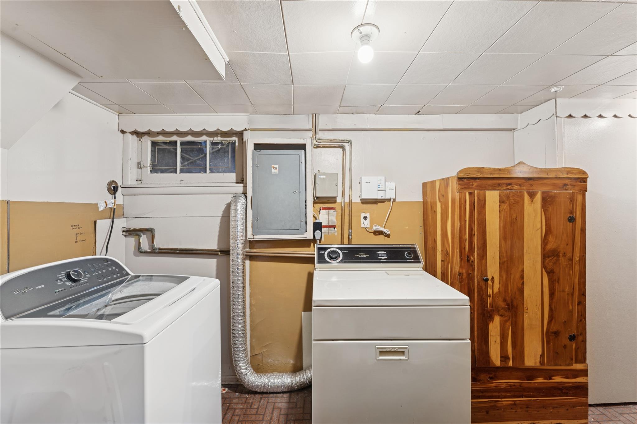 105 Kate Drive, New Hyde Park, New York image 23