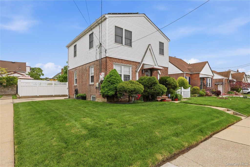 Photo of 1 Ivanhoe Place, Valley Stream, NY 11580 (MLS # 1000613)