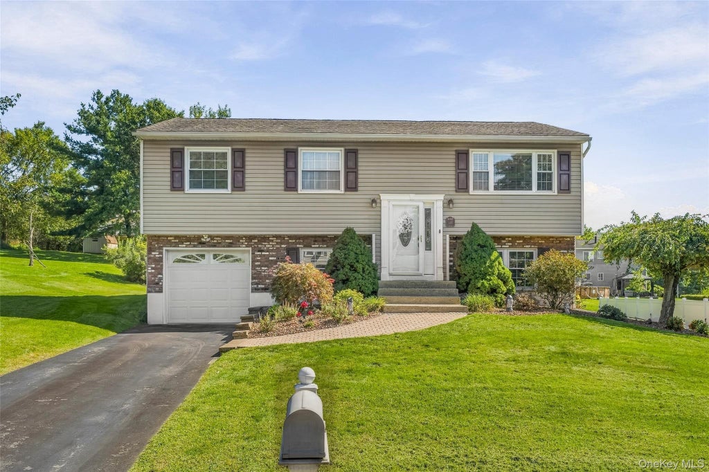 Photo of 6 Liberty Court, Washingtonville, NY 10992 (MLS # 1050025)