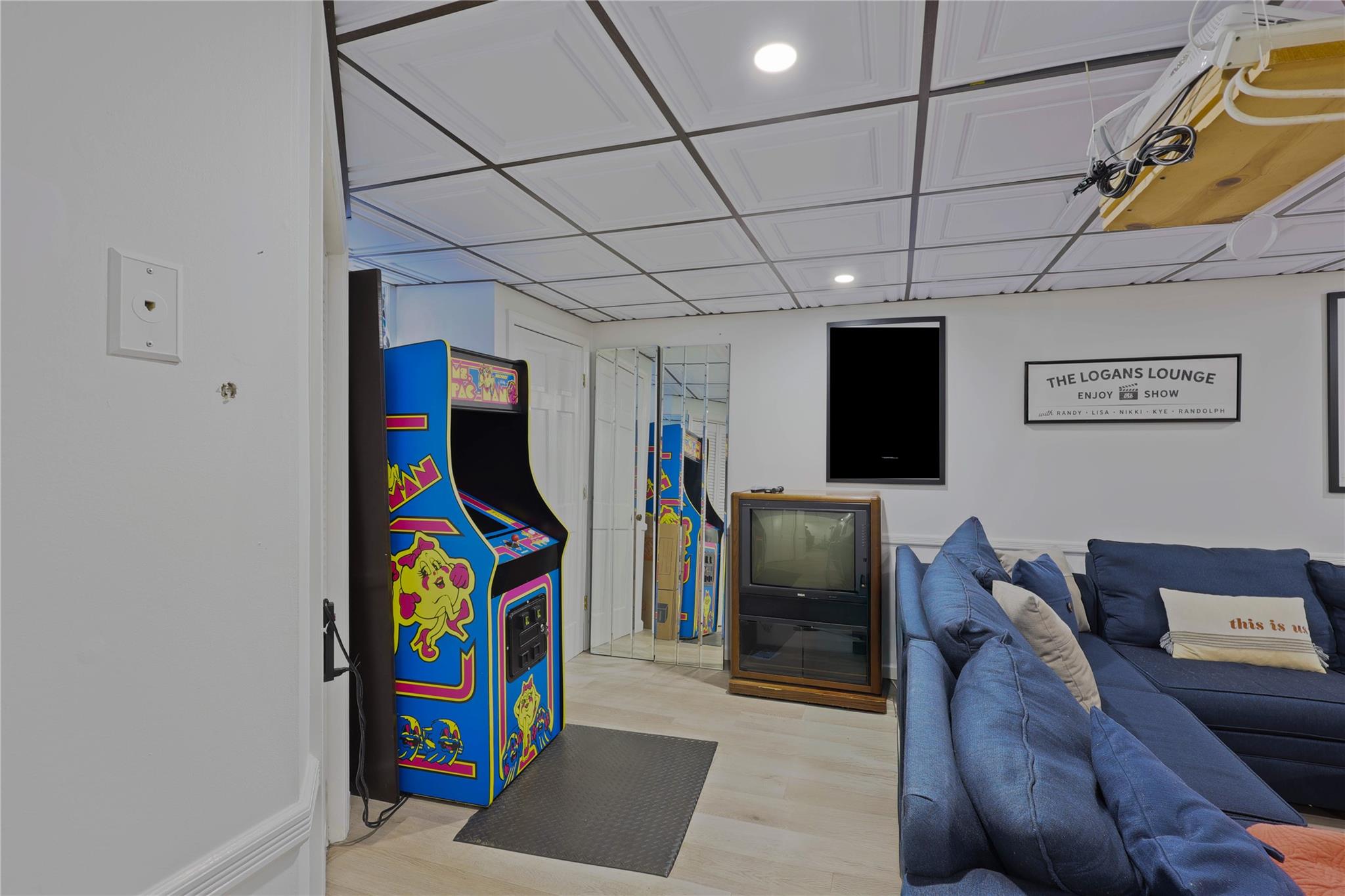 28 Winfield Davis Drive, Coram, New York image 29