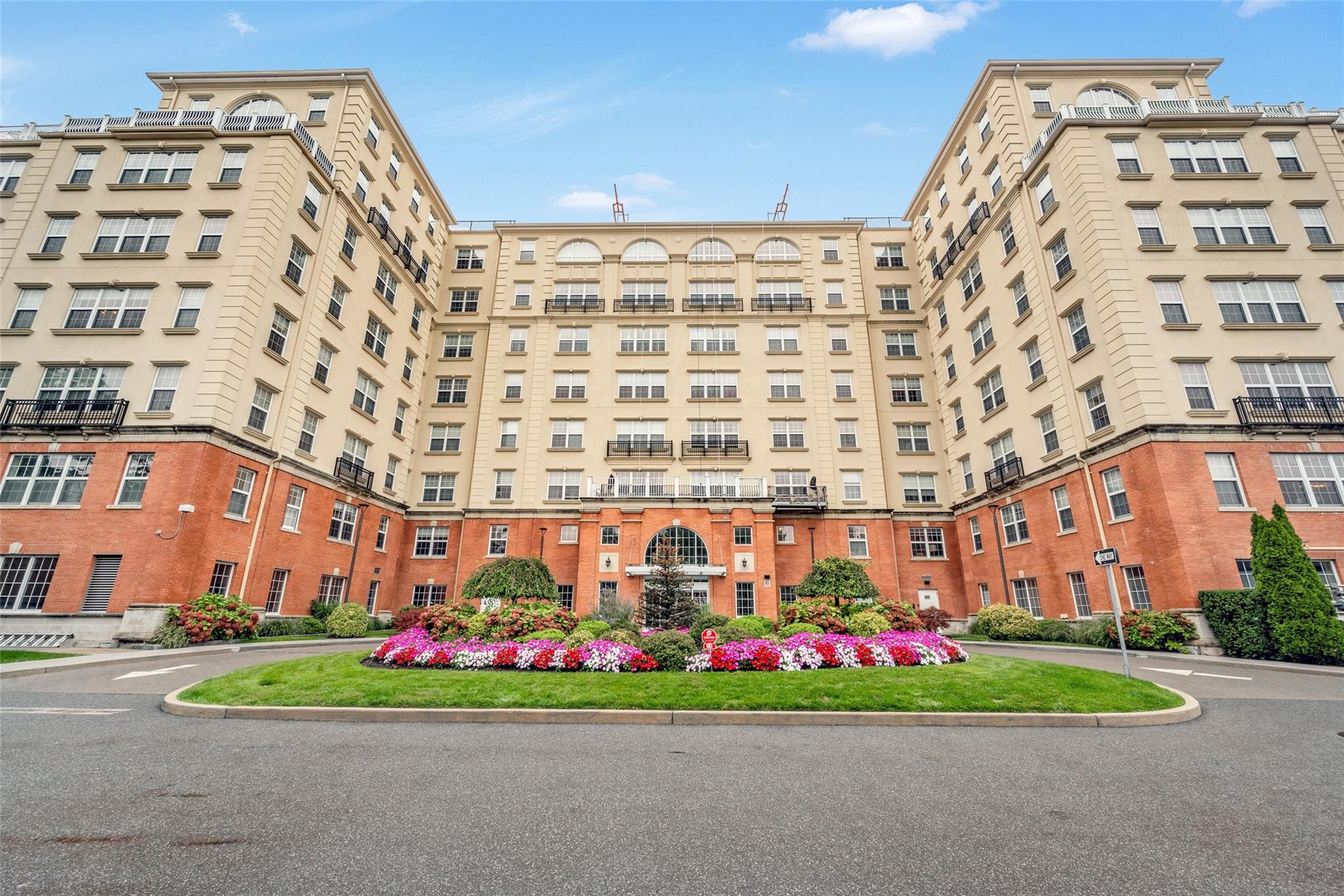 Byron Place 515, Larchmont, New York - 2 Bedrooms  
2 Bathrooms  
5 Rooms - 