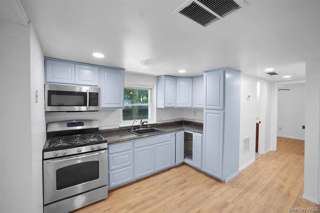 Photo of 6 Farmingdale Lane, Bloomingburg, NY 12721 (MLS # 951551)