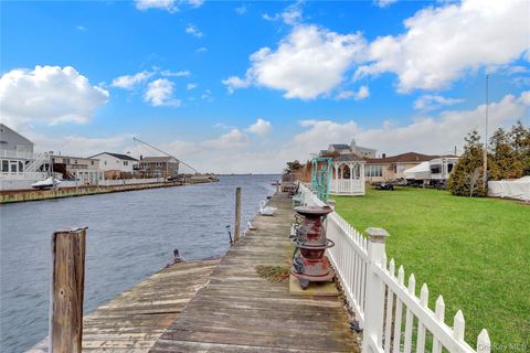 31 Roneck Court Shirley NY 11967