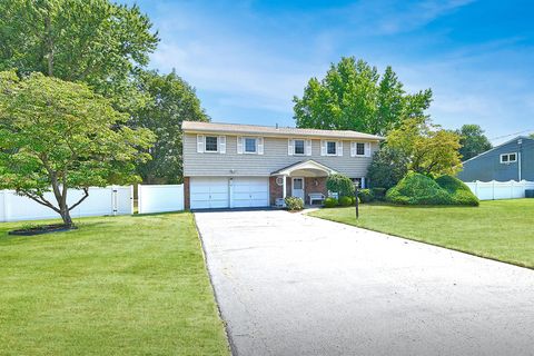 18 Shari Lane East Northport NY 11731