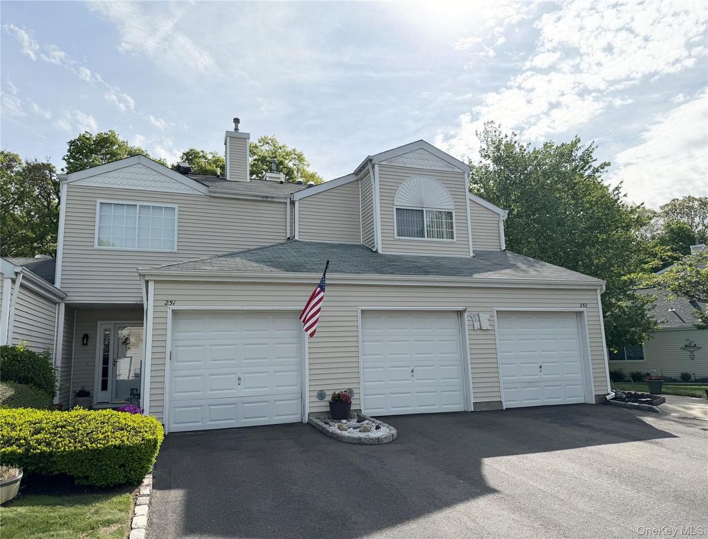 Photo of 252 Barn Swallow Court, Manorville, NY 11949 (MLS # 1002023)