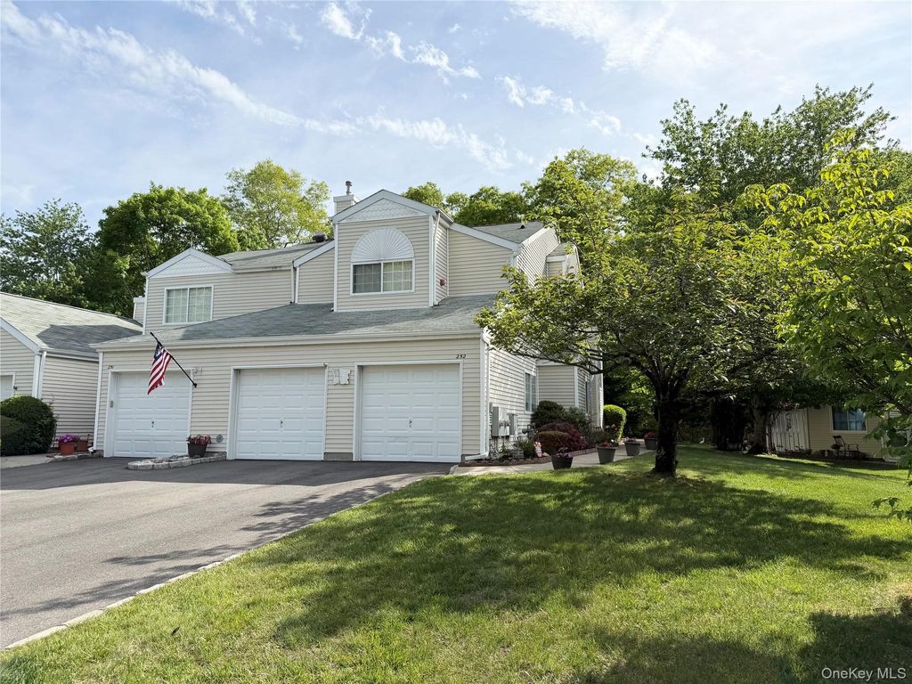 Photo of 252 Barn Swallow Court, Manorville, NY 11949 (MLS # 1002023)