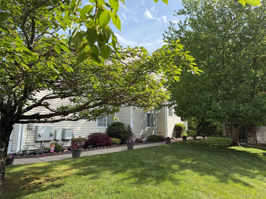 Photo of 252 Barn Swallow Court, Manorville, NY 11949 (MLS # 1002023)