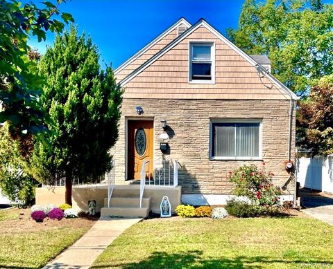 207 Wellington Road S Garden City South NY 11530