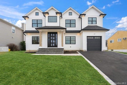 35 Main Parkway Plainview NY 11803