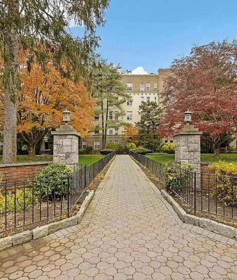 472 Gramatan Avenue Bldg. 1, Unit D1