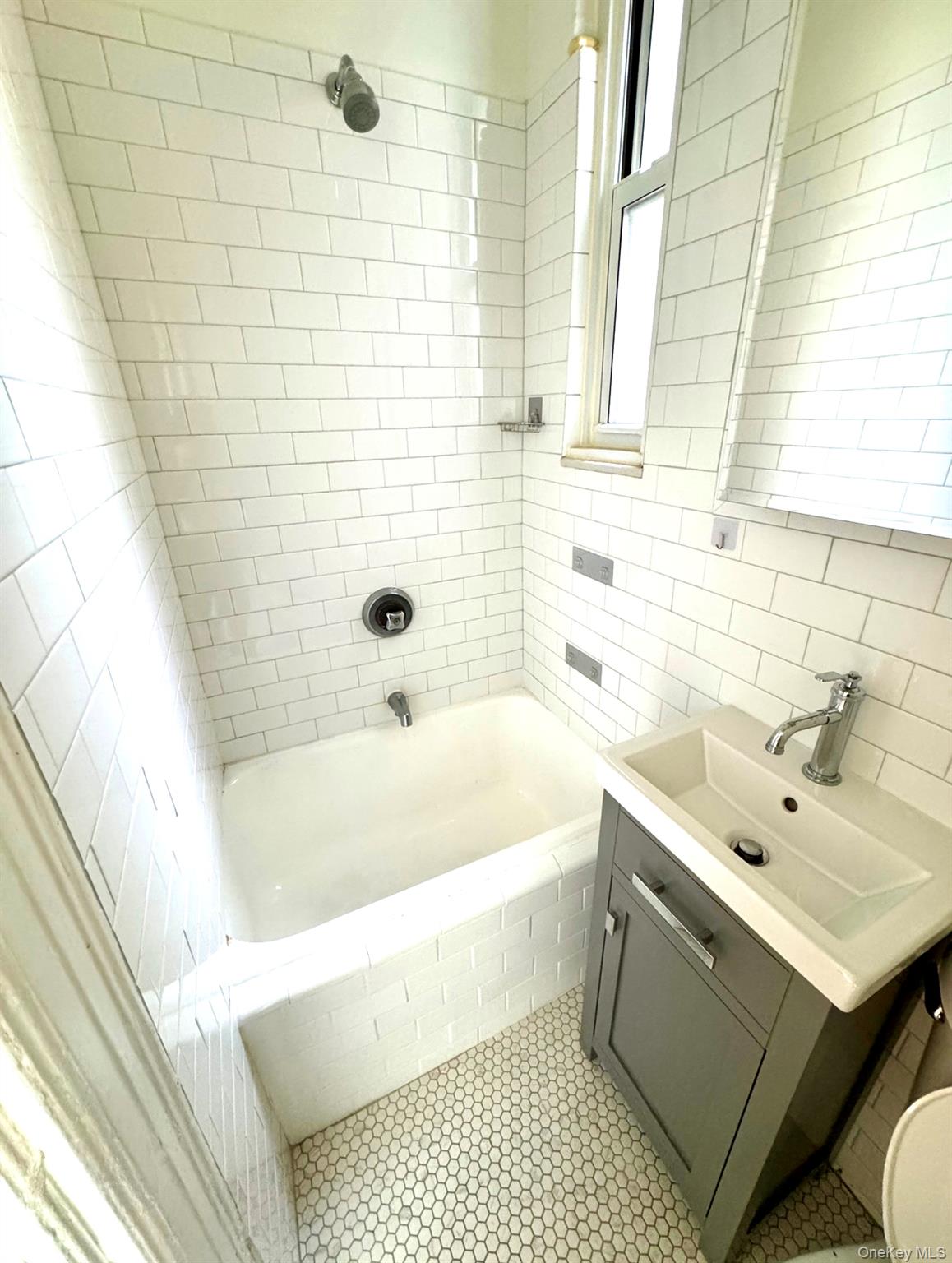 472 Gramatan Avenue Bldg. 1, Unit D1