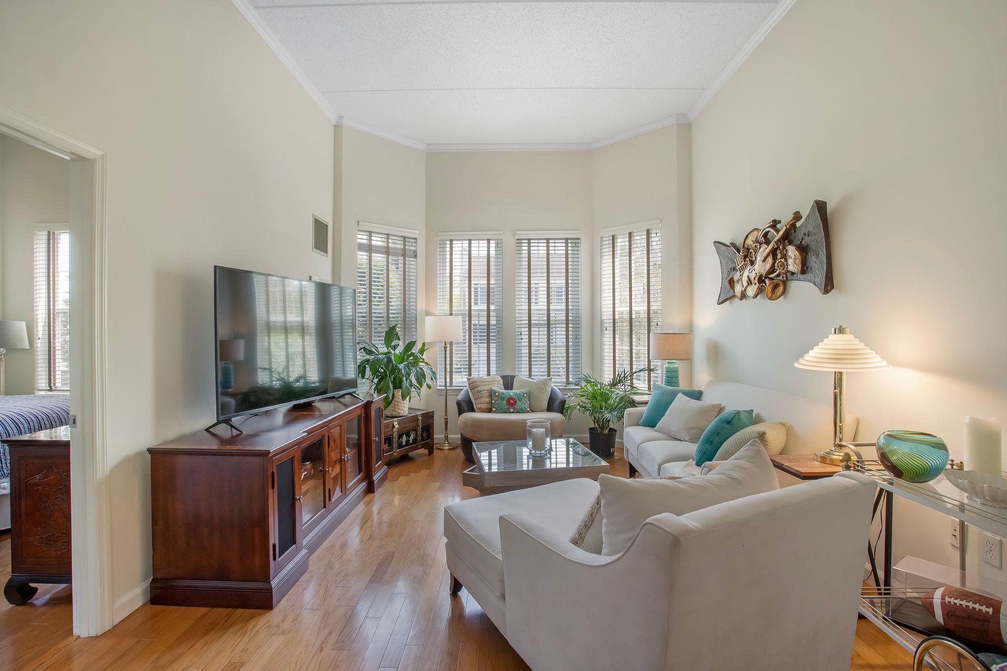 Rental Property at Greenridge Avenue 1Q, White Plains, New York - Bedrooms: 2 
Bathrooms: 2 
Rooms: 3  - $3,650 MO.