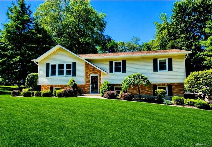 Photo 1 of 20 — 4 Tanglewood Lane, Poughkeepsie, NY 12603