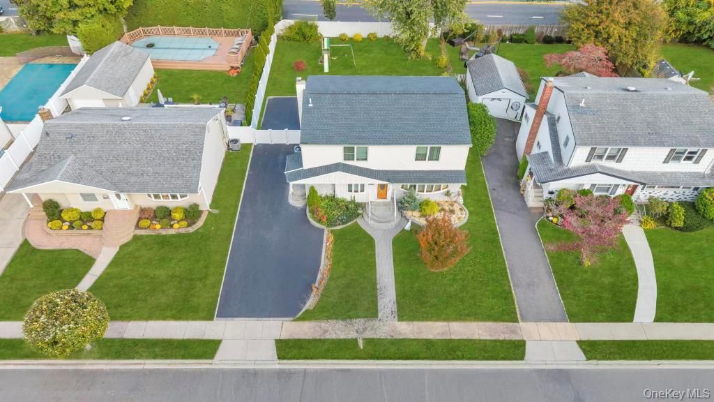 Photo of 30 Andover Lane, Hicksville, NY 11801 (MLS # 973416)