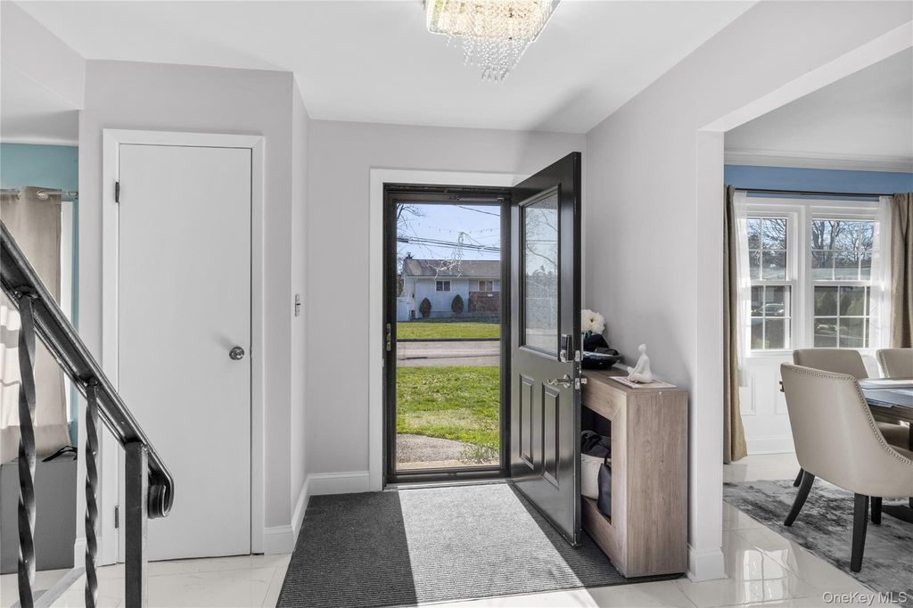 Photo of 15 New York Avenue, Deer Park, NY 11729 (MLS # 983401)