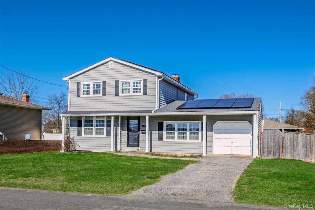 Photo of 15 New York Avenue, Deer Park, NY 11729 (MLS # 983401)