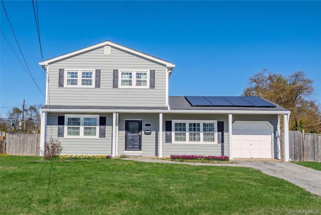 Photo of 15 New York Avenue, Deer Park, NY 11729 (MLS # 983401)