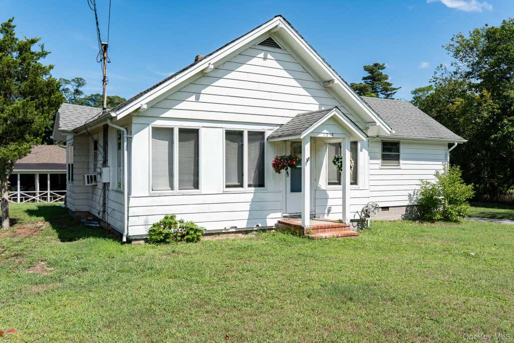 Photo of 1405 Bay Avenue, Mattituck, NY 11952 (MLS # 1042346)