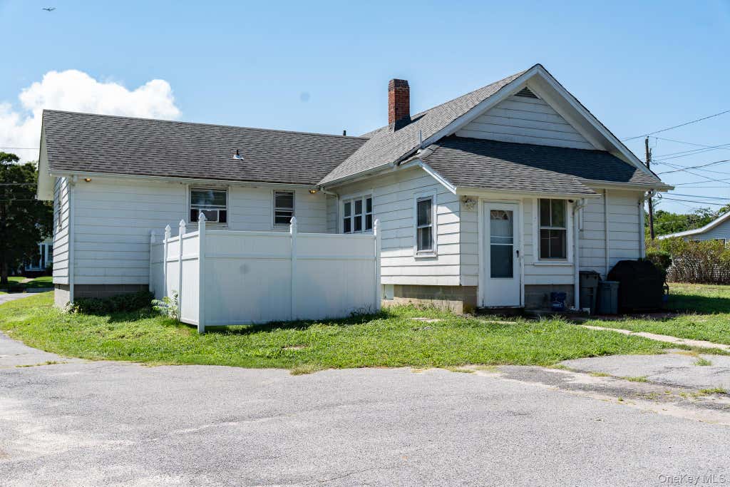 Photo of 1405 Bay Avenue, Mattituck, NY 11952 (MLS # 1042346)