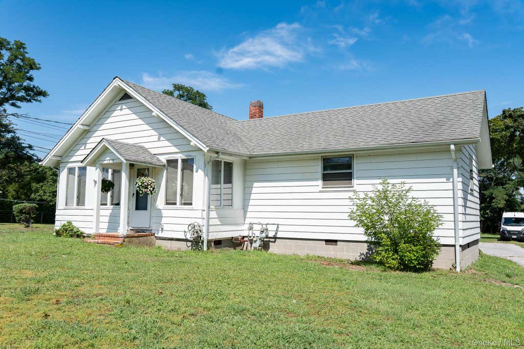 Photo of 1405 Bay Avenue, Mattituck, NY 11952 (MLS # 1042346)