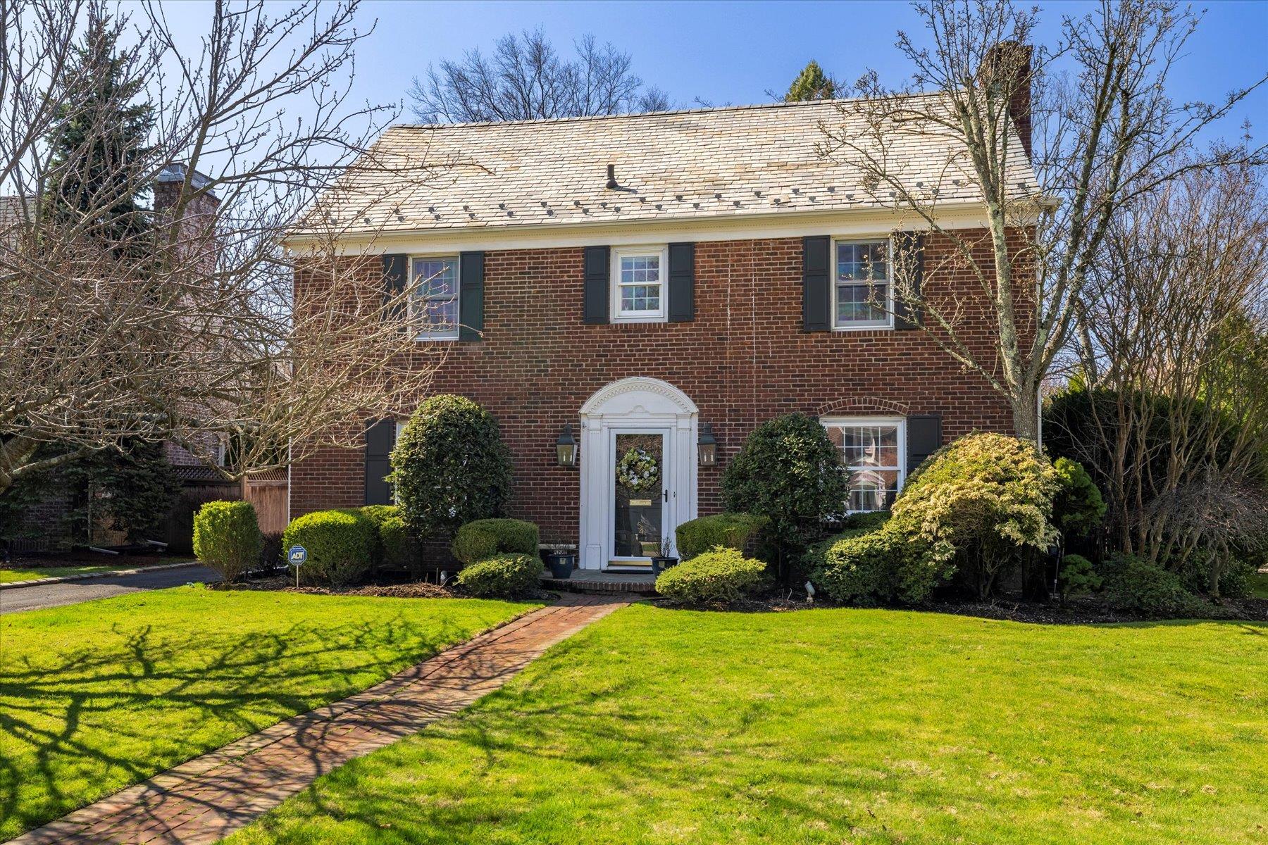 54 Roxen Road, Rockville Centre, New York image 1