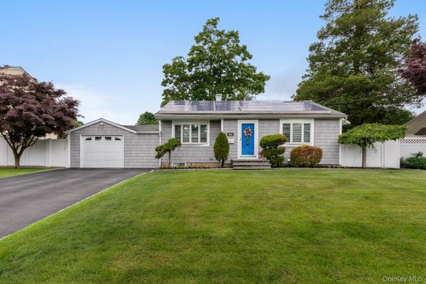 1032 THOMPSON DR, BAY SHORE, NY 11706 - Image d00d2d6bac28cfe44cbf2a242970b621/61792904