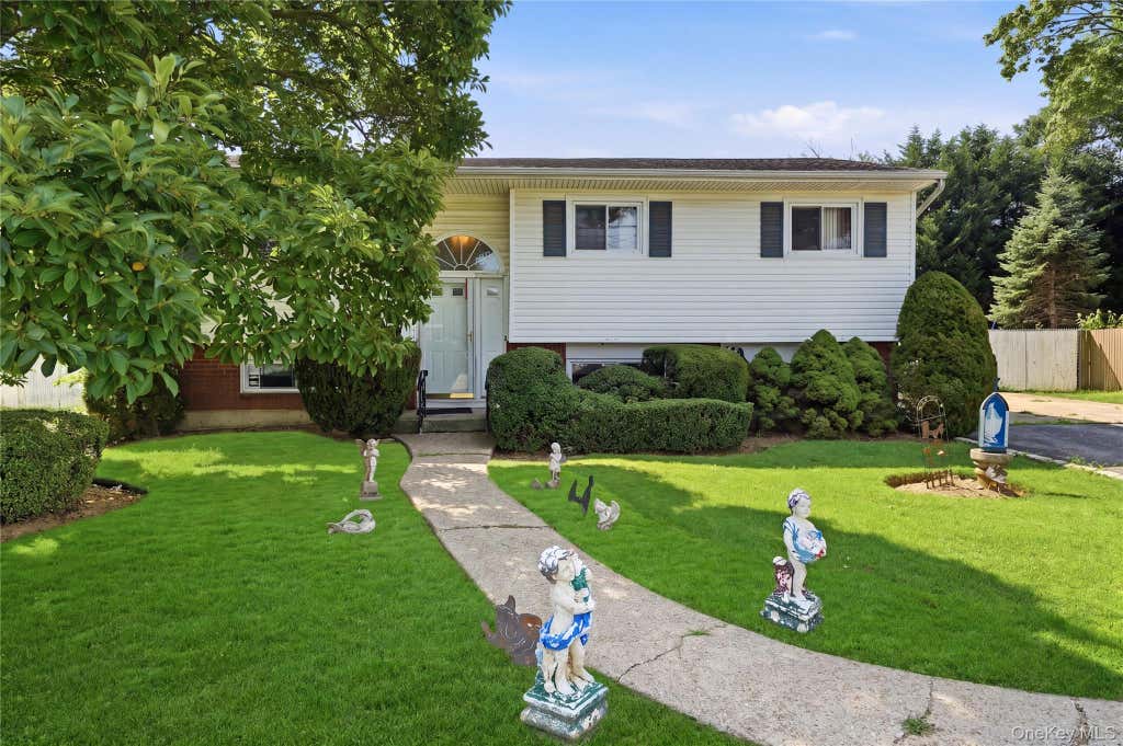 Photo of 835 7th Street, West Babylon, NY 11704 (MLS # 1037028)