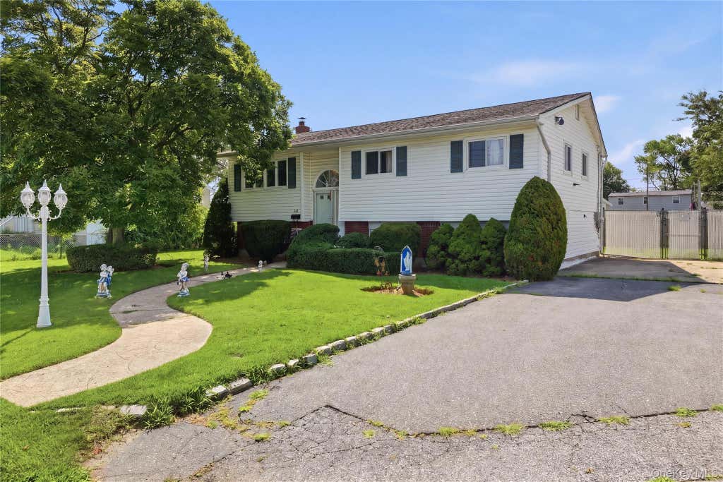 Photo of 835 7th Street, West Babylon, NY 11704 (MLS # 1037028)