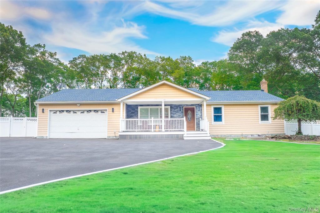 Photo of 11 Blazer Drive, Islandia, NY 11749 (MLS # 922426)
