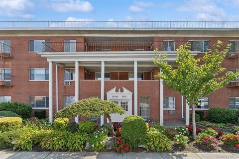 Photo of 77 S Park Avenue #C20, Rockville Centre, NY 11570 (MLS # 919148)