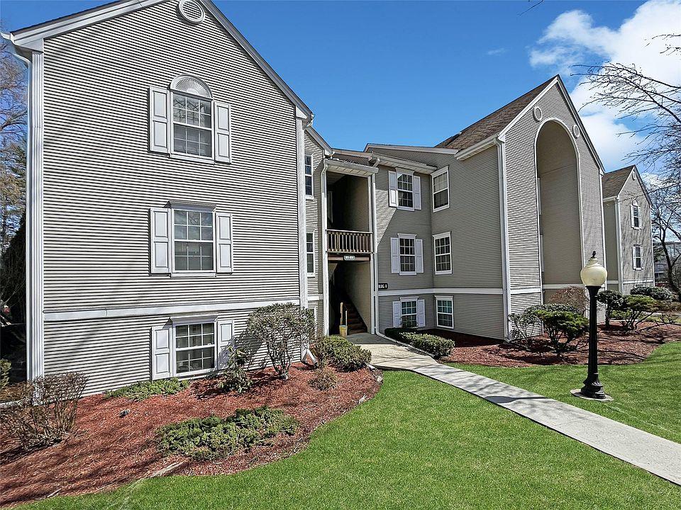 1086 Washington Green, New Windsor, New York image 1