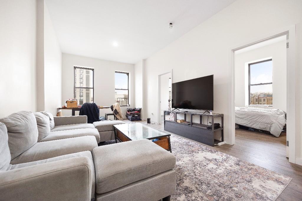 Wyckoff Avenue, Ridgewood, Queens, NY - 2 Bedrooms  
1 Bathrooms  
4 Rooms - 
