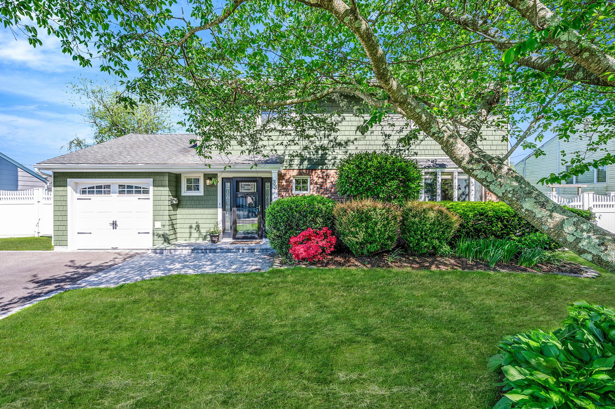 33 Amapola Lane, Kings Park, New York image 2