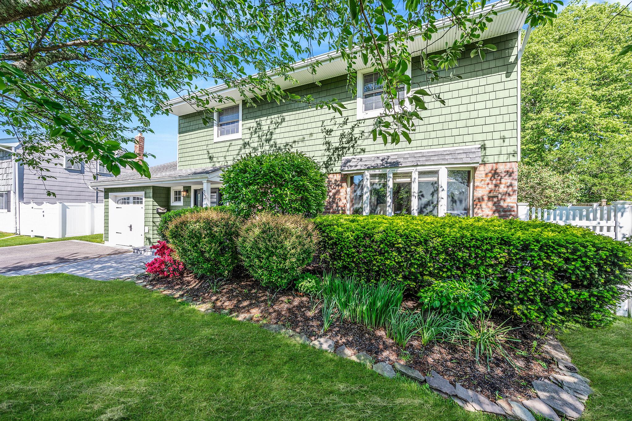 33 Amapola Lane, Kings Park, New York image 3