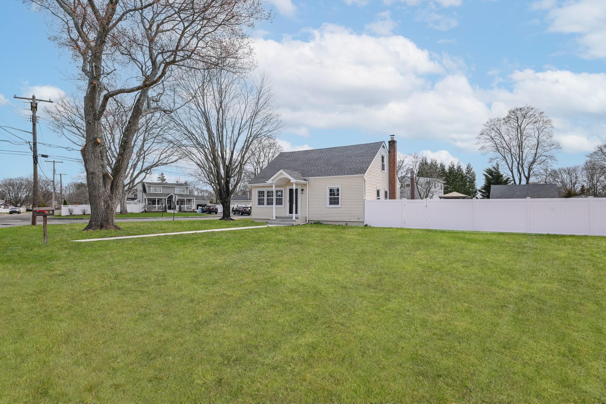 406 Howells Road, Bay Shore, New York image 1
