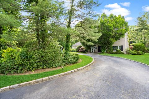 2 Harbor Court W Roslyn Harbor NY 11576