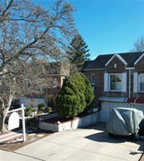 68-10 60 Drive, Maspeth, NY 11378 - MLS#: 842491