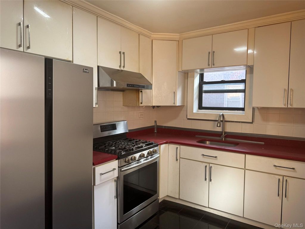 Photo of 14336 Barclay Avenue #5H, Flushing, NY 11355 (MLS # 1013073)