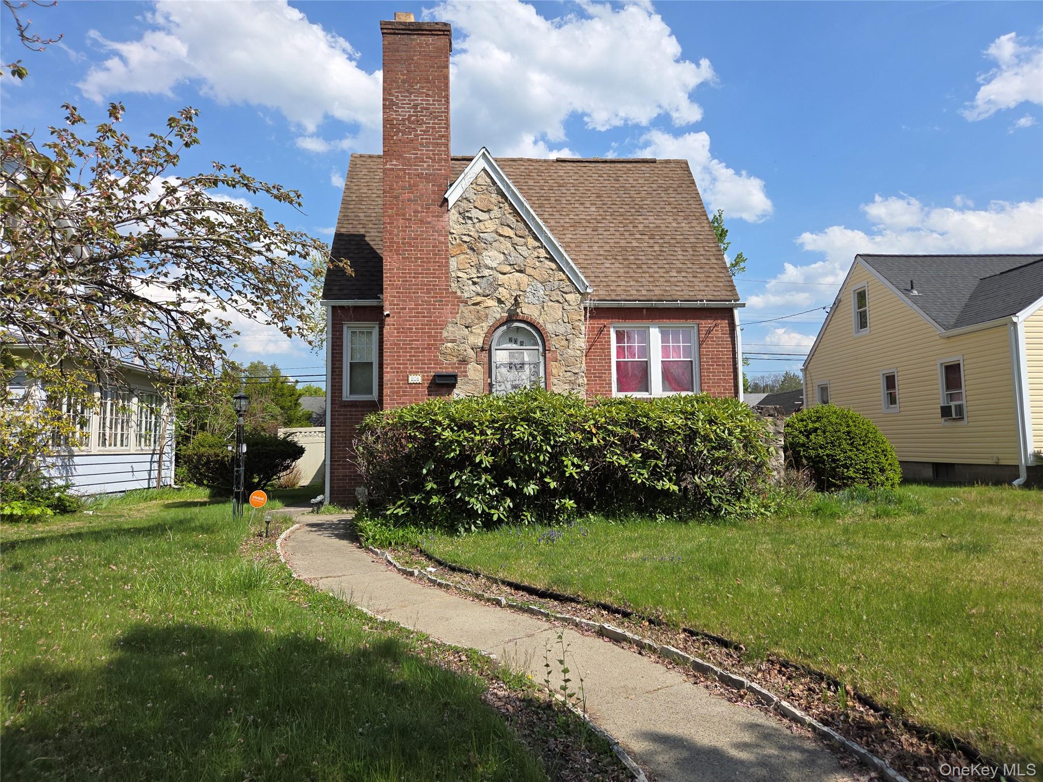 208 S Grand Avenue - Photo 2