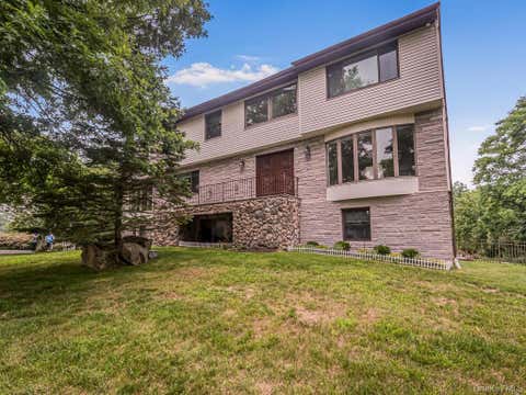 Photo of 8 Fairgreen Court, Cortlandt Manor, NY 10567 (MLS # 1030029)