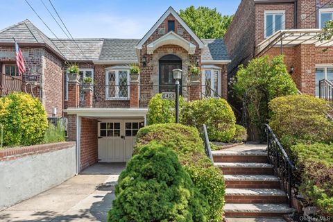 Photo of 64-23 Alderton Street #PH, Rego Park, NY 11374 (MLS # 981934)