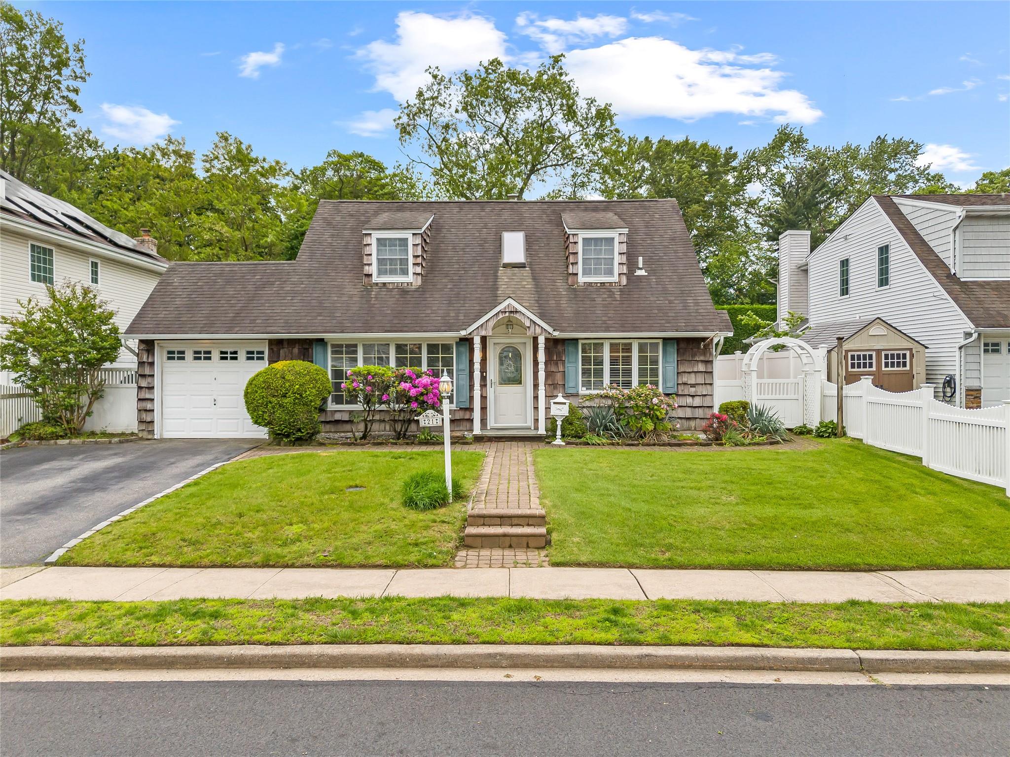 21 Arizona Avenue, Syosset, New York image 1