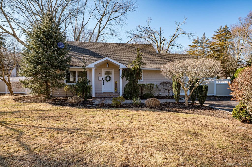 Photo of 75 Hazard Avenue, Huntington Station, NY 11746 (MLS # 952334)