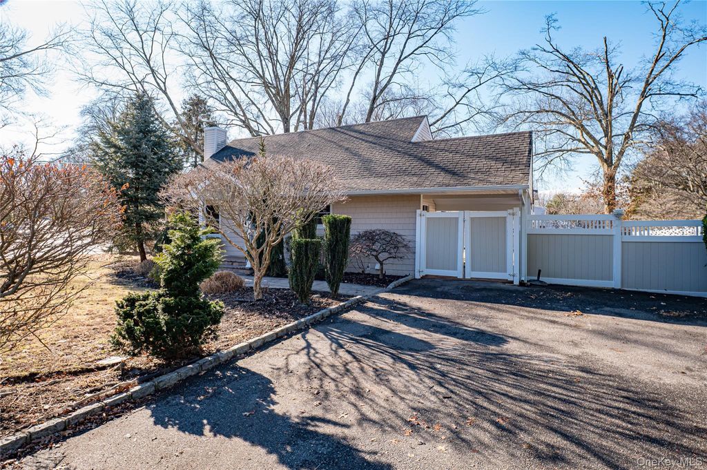 Photo of 75 Hazard Avenue, Huntington Station, NY 11746 (MLS # 952334)