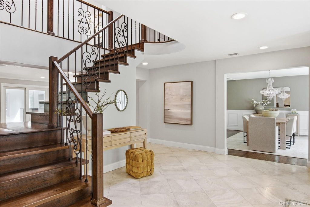 Photo of 10 Stony Run Court, Dix Hills, NY 11746 (MLS # 1000444)