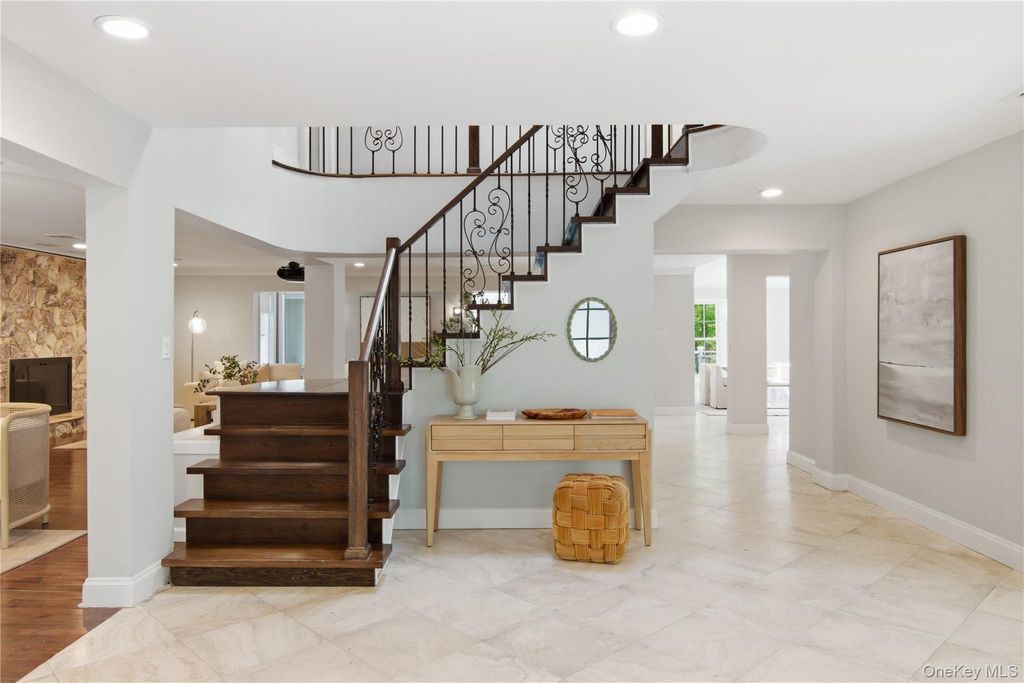 Photo of 10 Stony Run Court, Dix Hills, NY 11746 (MLS # 1000444)